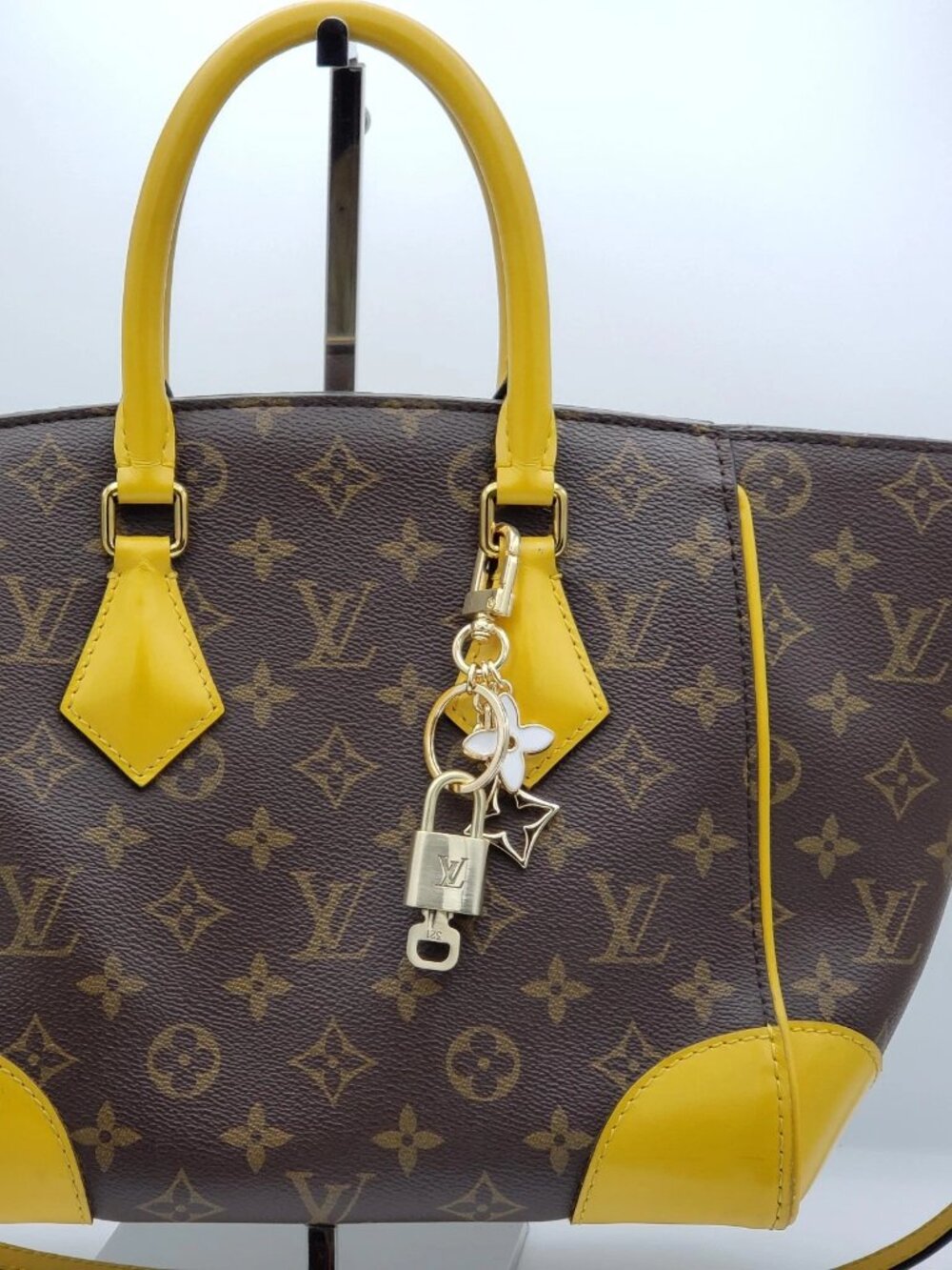 Authentic Louis Vuitton Gold Lock 🔒 Unbranded Flower Keychain Bag Charm LV - Picture 3 of 13